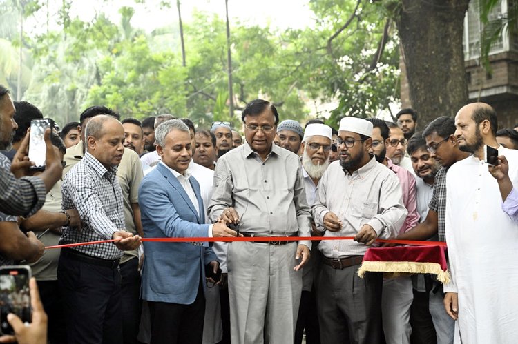 ধানমন্ডি লেকে আনুষ্ঠানিকভাবে পুনঃখননকাজের উদ্বোধন করেন ডিএসসিসির প্রশাসক মো. আবদুস সালাম এবং সড়ক পরিবহন ও সেতু, রেলপথ ও নৌপরিবহনমন্ত্রী এবং স্থানীয় সংসদ সদস্য শেখ রবিউল আলম। ছবি: আজকের পত্রিকা