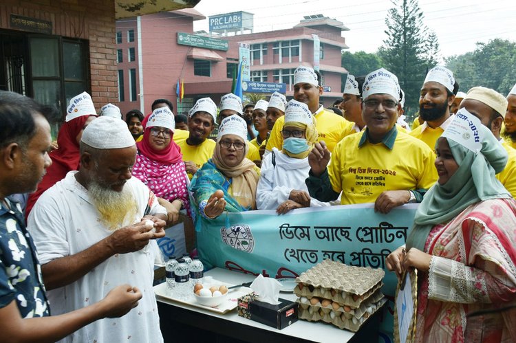 বাংলাদেশ প্রাণিসম্পদ গবেষণা ইনস্টিটিউটের র‍্যালি শেষে ডিম বিতরণ করা হয়। ছবি: বিজ্ঞপ্তি