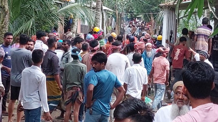 হেলমেট পরে দুই গ্রামবাসীর সংঘর্ষ। ছবি: সংগৃহীত