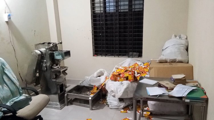 ফরিদপুরে এনসিপি নেতার অবৈধ ওষুধ কারখানায় যৌথ বাহিনীর অভিযান। ছবি: সংগৃহীত