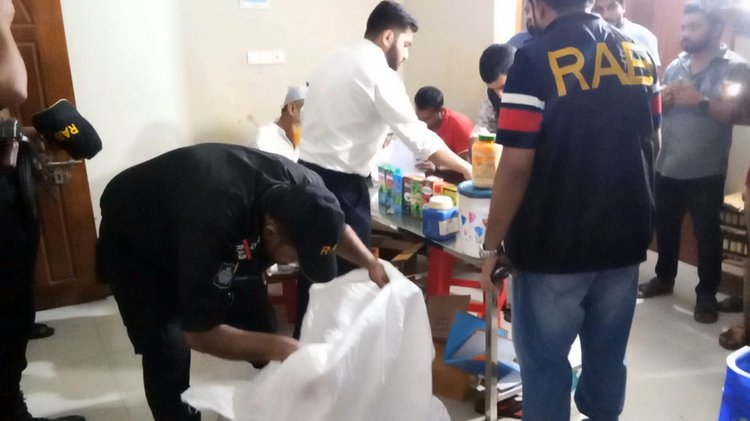 ফরিদপুরে এনসিপি নেতার অবৈধ ওষুধ কারখানায় যৌথ বাহিনীর অভিযান। ছবি: সংগৃহীত