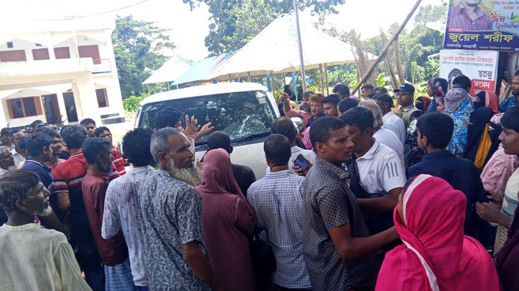 বিতরণকারীকে ঘেরাও। ছবি: আজকের পত্রিকা