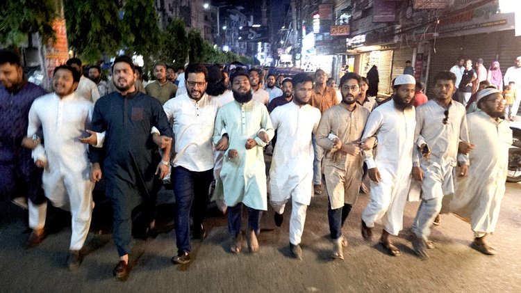 ছাত্রলীগের ঝটিকা মিছিলের প্রতিবাদে শুক্রবার সন্ধ্যায় ফেনী শহরের কেন্দ্রীয় বড় মসজিদ প্রাঙ্গণ থেকে বিক্ষোভ মিছিল বের করে ‘ফ্যাসিবাদবিরোধী জাতীয় ঐক্য’। ছবি: আজকের পত্রিকা