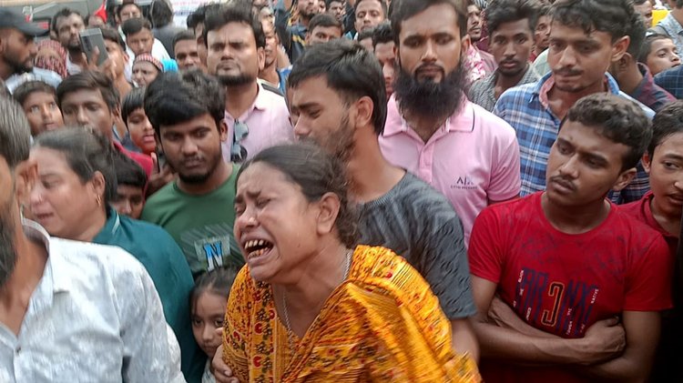 প্রিয়জনদের খোঁজে স্বজনদের আহাজারি। ছবি: আজকের পত্রিকা