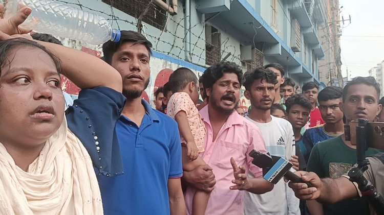 প্রিয়জনদের খোঁজে স্বজনদের আহাজারি। ছবি: আজকের পত্রিকা