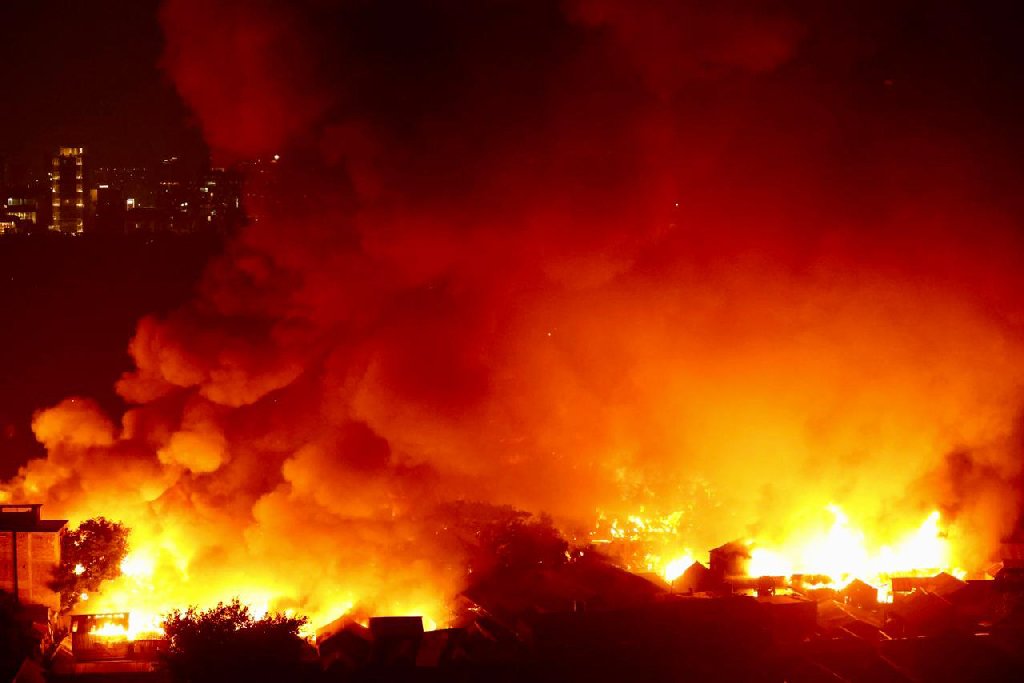 রাজধানীর কড়াইল বস্তিতে ভয়াবহ আগুন