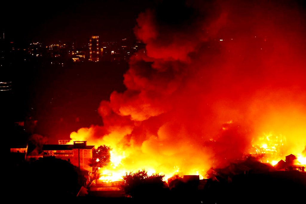 ৪ ঘণ্টা ধরে পুড়ছে কড়াইল বস্তি, ছাই হলো শতাধিক ঘর