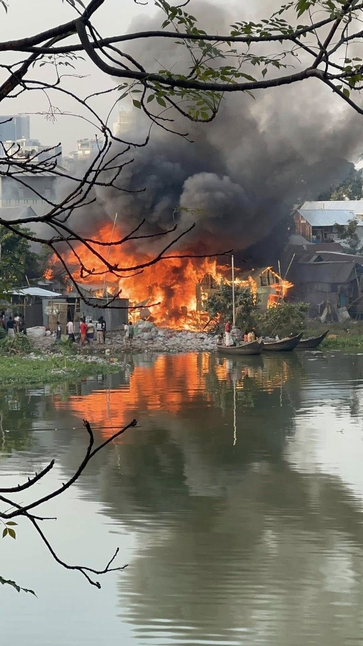 রাজধানীর কড়াইল বস্তিতে আগুন।  ছবি: আজকের পত্রিকা