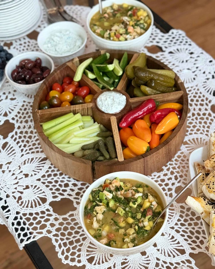 সালাদ বা স্যুপের মতো হালকা কোনো আইটেম দিয়ে খাওয়া শুরু করুন। ছবি: পেক্সেলস