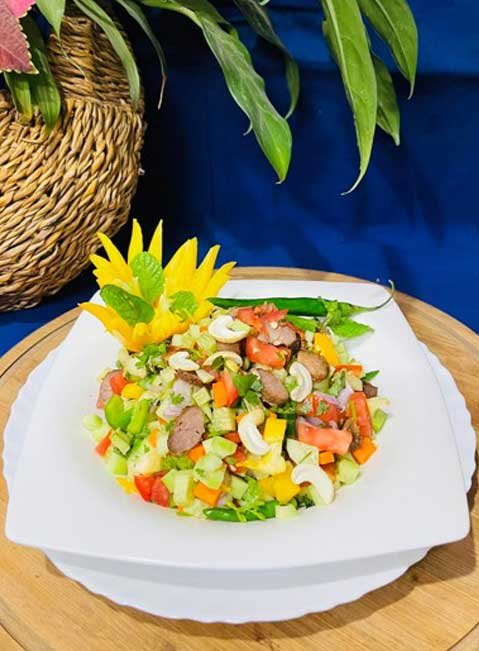 মাংসের লাল-সবুজ সালাদ