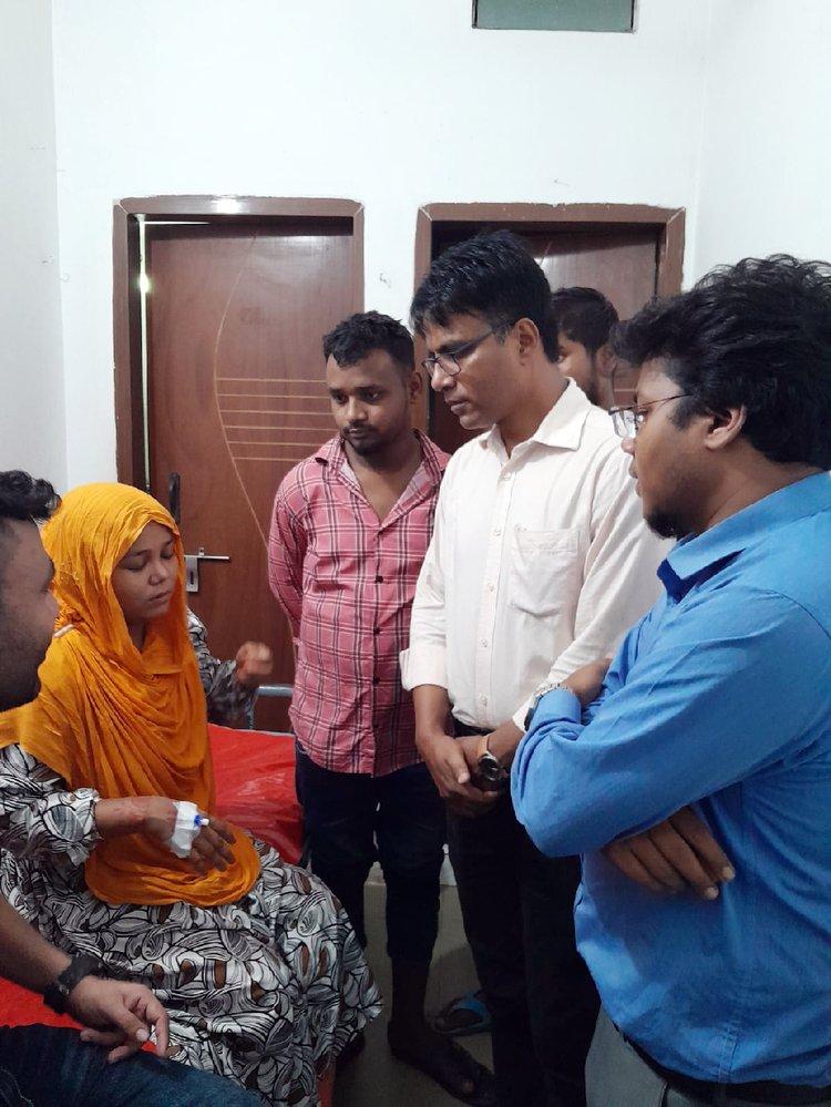 হাসপাতালে অসুস্থ পোশাক শ্রমিক। ছবি: আজকের পত্রিকা