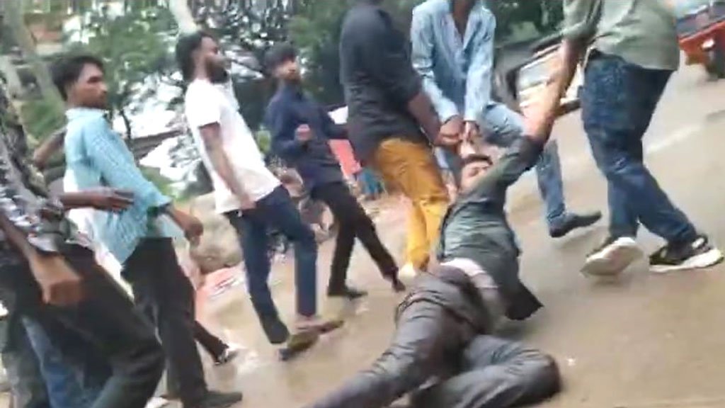 গাজীপুরে ইট দিয়ে সাংবাদিকের পা থেঁতলে দিয়েছে দুর্বৃত্তরা