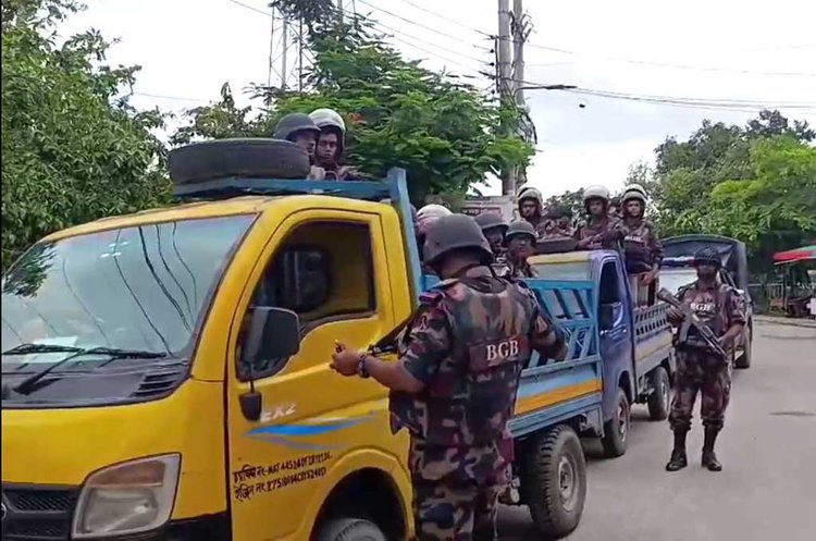 গোপালগঞ্জ মডেল মসজিদের পাশে গোলচত্বরের কাছে টহলরত বিজিবি সদস্যরা। ছবি: আজকের পত্রিকা