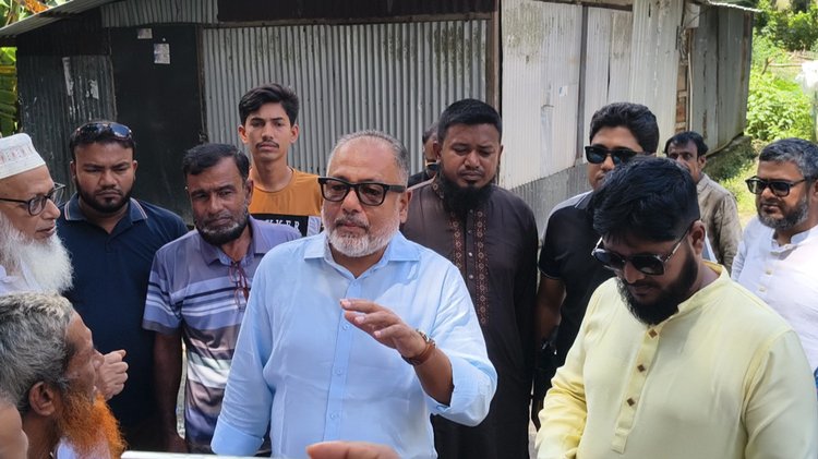 পাটগাতী মধ্যপাড়া গ্রামের মানুষের সঙ্গে কথা বলেন গোপালগঞ্জ-৩ আসনের এমপি এস এম জিলানী। ছবি: আজকের পত্রিকা