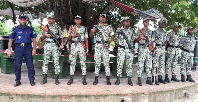 গোপালগঞ্জ মডেল মসজিদের পাশে গোলচত্বরে টহলরত এপিবিএন সদস্যরা। ছবি: আজকের পত্রিকা