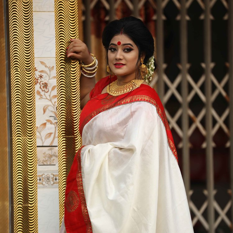উৎসব শেষে সঠিক নিয়মে সংরক্ষণ করলে গরদের শাড়ি বছরের পর বছর নতুনের মতো ভালো থাকবে। মডেল: বীথি, শাড়ি: কুইন্স ক্লোজেট, মেকআপ: বিন্দিয়া, ছবি: আজকের পত্রিকা