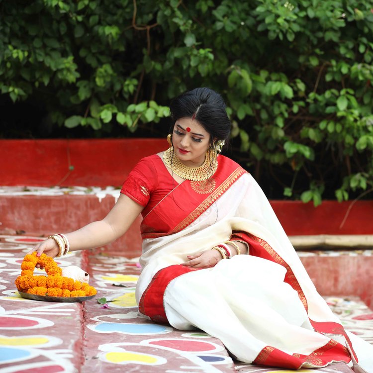 ৩-৪ মাস পর পর শাড়ি বের করে ভাঁজ বদলে আবার নতুন করে ভাঁজ করে রাখুন। মডেল: বীথি, শাড়ি: কুইন্স ক্লোজেট, মেকআপ: বিন্দিয়া, ছবি: আজকের পত্রিকা