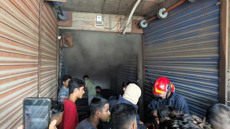 আগুন নিয়ন্ত্রণে কাজ করছে ফায়ার সার্ভিসের ১১টি ইউনিট। ছবি: আজকের পত্রিকা