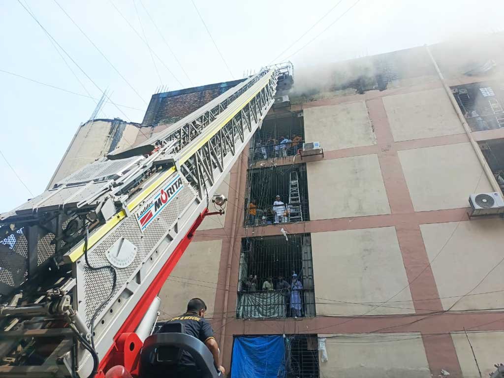 রাজধানীর গুলিস্তানে সুন্দরবন স্কয়ার মার্কেটে আগুন, এক ঘণ্টা পর নিয়ন্ত্রণে