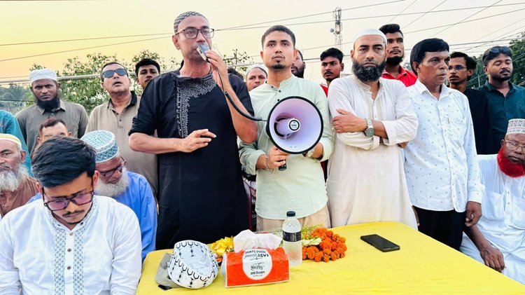 সমর্থকদের উদ্দেশ্যে বক্তব্য দেন ছাত্রী ধর্ষণে যাবজ্জীবন দণ্ডপ্রাপ্ত শিক্ষক ফিরোজুল ইসলাম। ছবি: সংগৃহীত