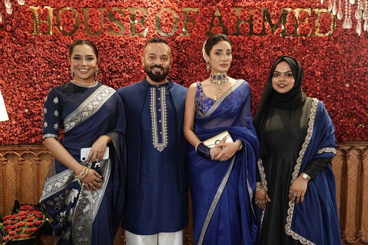হাউস অব আহমেদের সহপ্রতিষ্ঠাতা আহমেদ তুহিন রেজা (বাঁ থেকে দ্বিতীয়) ও তানজিলা এলমা (সর্ব ডানে)। ছবি: হাউস অব আহমেদ