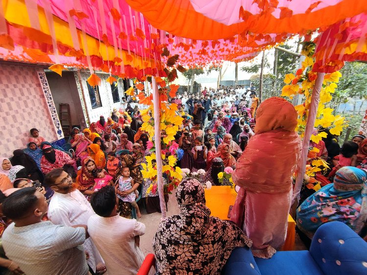 উঠান বৈঠক আসা মানুষ। ছবি: আজকের পত্রিকা