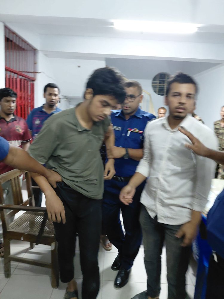 আটকের পরে হাসিবুল ইসলাম অপুকে বিশ্ববিদ্যালয় প্রশাসনের মাধ্যমে হাটহাজারী থানা পুলিশের কাছে হস্তান্তর করা হয়। ছবি: আজকের পত্রিকা
