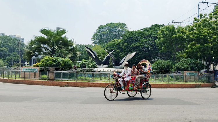 অনেকটা গরমের কারণে ঢাকা বিশ্ববিদ্যালয় এলাকা তেমন কোন লোকজন চোখে পড়েনি। ছবি: আজকের পত্রিকা