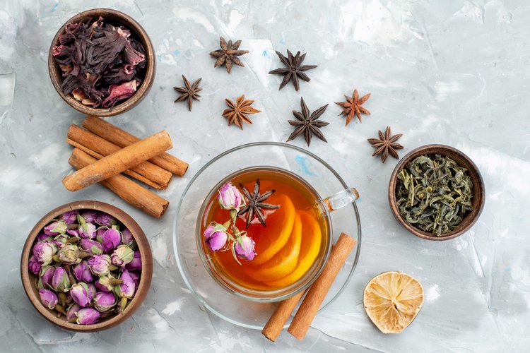 প্রতি কাপ হারবাল চা থেকে শরীর পায় বাড়তি তরল, যা শীতে বিশেষভাবে উপকারী। প্রতীকী ছবি: ফ্রিপিক