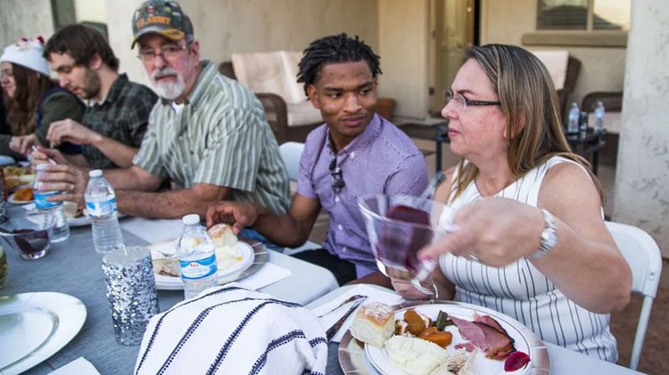 ১৭ বছর বয়সে জামাল যখন প্রথমবার ওয়ান্দার বাড়িতে থ্যাংকস গিভিং ডে উদ্‌যাপন করতে যান। ছবি: সিএনএন