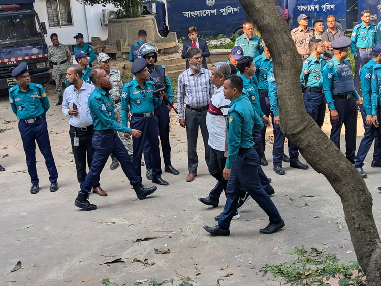 রোববার সকাল ১০টার দিকে ১৩ সেনা কর্মকর্তাকে আন্তর্জাতিক অপরাধ ট্রাইব্যুনালে হাজির করা হয়। ছবি: আজকের পত্রিকা