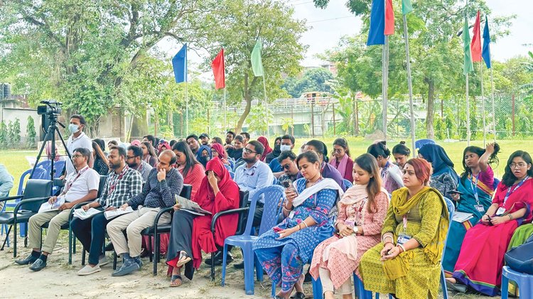 ক্যাম্পাস আড্ডা উপভোগ করছেন শিক্ষার্থীরা। ছবি: তৈয়বুর রহমান তন্ময়