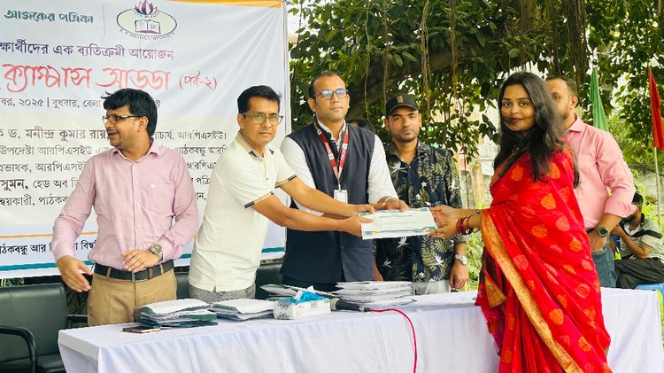 সনদ ও পুরস্কার নিচ্ছেন এক বন্ধু। ছবি: তৈয়বুর রহমান তন্ময়