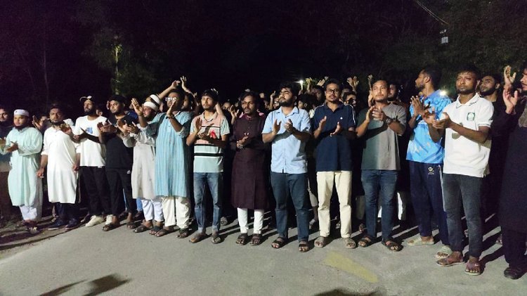 ইসলামী বিশ্ববিদ্যালয়ে শিক্ষার্থীদের বিক্ষোভ। ছবি: আজকের পত্রিকা