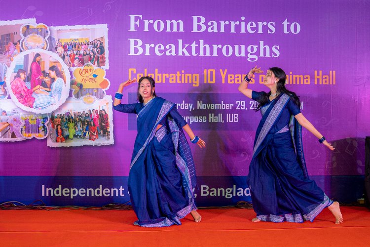 সায়মা হলের ১০ বছরপূর্তিতে আয়োজিত অনুষ্ঠানে নাচ পরিবেশন করেন শিক্ষার্থীরা। ছবি: বিজ্ঞপ্তি