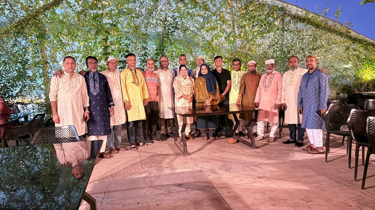 ইফতারে অংশ নেওয়া এসএসসি’ ৯৩ ব্যাচের বন্ধুরা