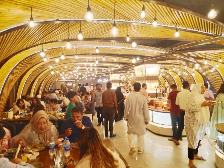 ইফতারে অংশ নেওয়া এসএসসি’ ৯৩ ব্যাচের বন্ধুরা