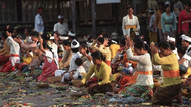 ১৯৯০-এর দশকে বালিতে গিয়ে স্থানীয় ঐতিহ্যের স্বাদ উপভোগ করতে পারতেন পর্যটকেরা। ছবি: এএফপি