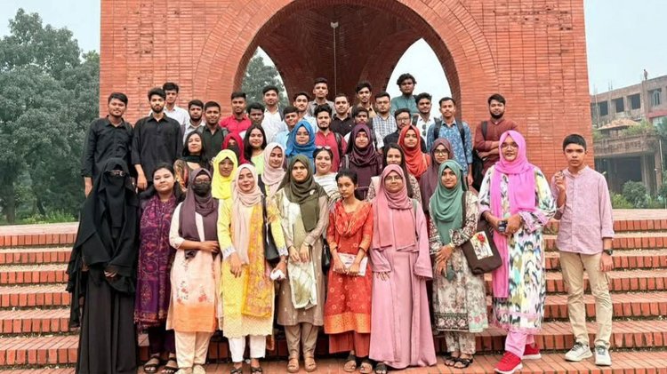 নবীন শিক্ষার্থীদের পদচারণায় মুখরিত ক্যাম্পাস। ছবি: আজকের পত্রিকা