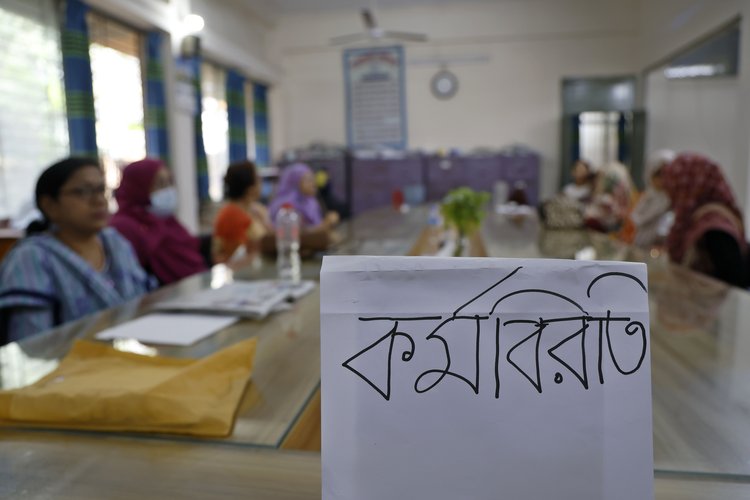 ৩/ সরকারি মাধ্যমিক বিদ্যালয়ের শিক্ষকদের দীর্ঘদিনের অধিকার ও বঞ্চনার প্রেক্ষিতে চলমান কর্মসূচির অংশ হিসেবে সকল মাধ্যমিকের শিক্ষকরা ক্লাস ও পরীক্ষা নেওয়া থেকে বিরত আছেন। পরীক্ষা নিয়ে দুশ্চিন্তায় পরেছেন অভিভাবক ও শিক্ষার্থীরা আজিমপুর সরকারি বালিকা উচ্চ বিদ্যালয়ে থেকে তোলা। ছবি: আজকের পত্রিকা