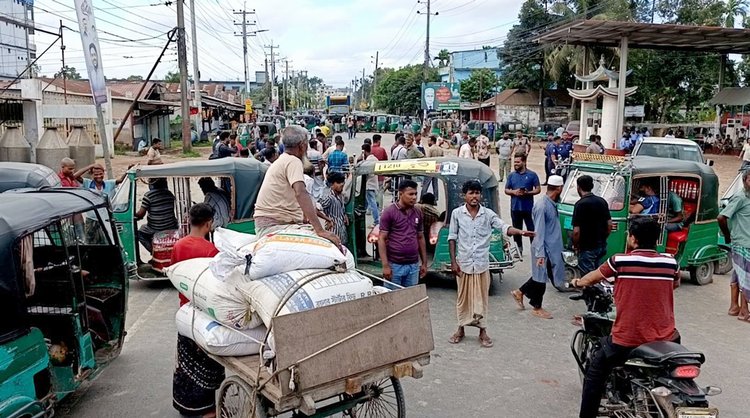 গ্যাস সংকট নিরসনের দাবিতে জামালপুর-টাঙ্গাইল-ঢাকা মহাসড়ক অবরোধ। ছবি: আজকের পত্রিকা