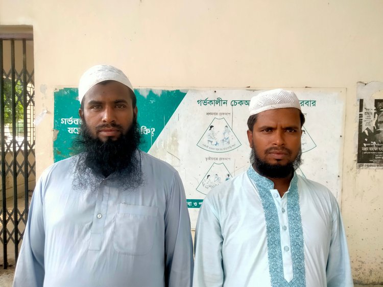 মেলান্দহ উপজেলা নির্বাচন কার্যালয়ের সামনে ভুক্তভোগী নূরনবী ও তাঁর বড় ভাই মিলন মিয়া। ছবি: আজকের পত্রিকা