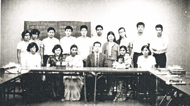 বাংলা ভাষা পাঠচক্র, বাঁ থেকে চতুর্থ উপবিষ্ট ড. নারা ৎসুয়োশি