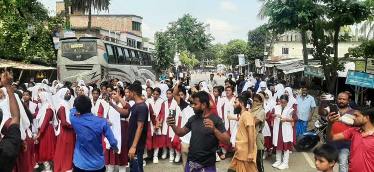 শিক্ষার্থীদের সড়ক অবরোধ। ছবি: আজকের পত্রিকা