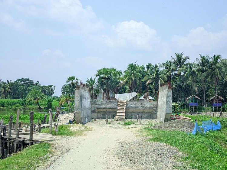 মনিরামপুরের হরিদাসকাটি ইউনিয়নে খালের ওপর নির্মাণাধীন সেতু (বৃষ্টির আগের ছবি)। ছবি: আজকের পত্রিকা