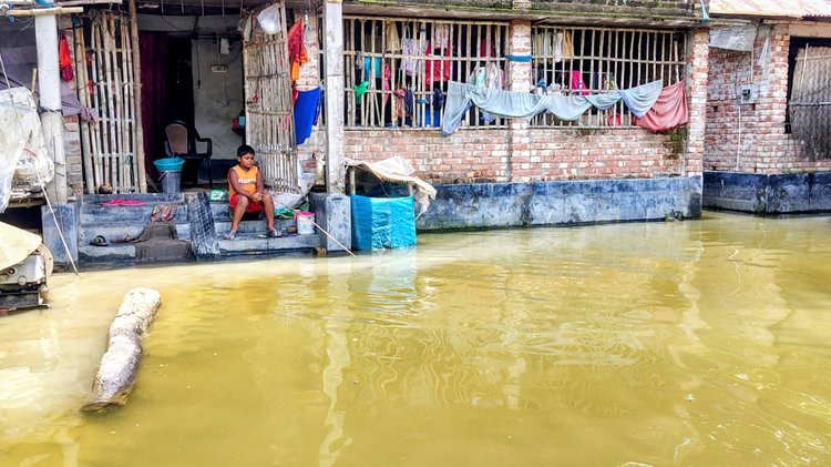 বর্ষা মৌসুম শেষ, এখনো পানিবন্দী শতাধিক গ্রামের লাখো মানুষ। ছবি: আজকের পত্রিকা