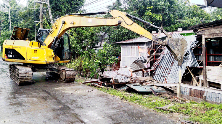 ঝালকাঠি পৌরসভার ১ নম্বর ওয়ার্ডের বিকনা এলাকায় খালের জমিতে গড়ে ওঠা অবৈধ স্থাপনা উচ্ছেদ এবং পরিষ্কার-পরিচ্ছন্নতা কার্যক্রম চলাকালে। ছবি: আজকের পত্রিকা