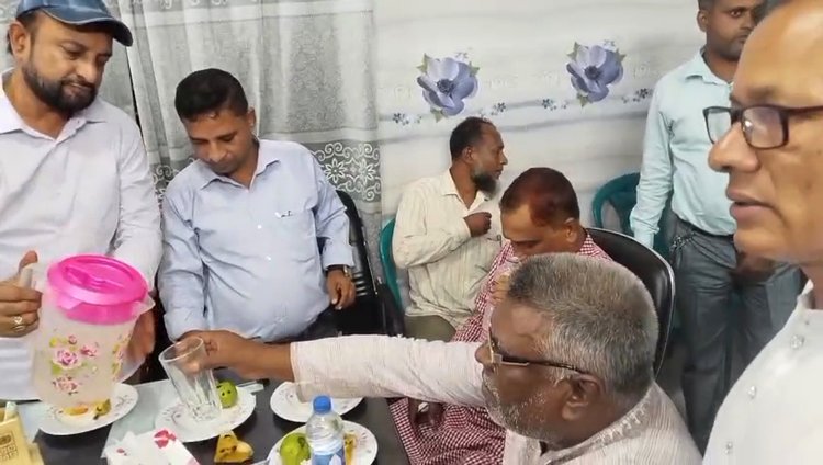 বিএনপি নেতাদের নিজ হাতে আপ্যায়ন করছেন কীর্তিপাশা ইউনিয়ন পরিষদের চেয়ারম্যান ও ইউনিয়ন আওয়ামী লীগের সহসভাপতি ইঞ্জিনিয়ার আবদুর রহিম মিয়া। ছবি: সংগৃহীত