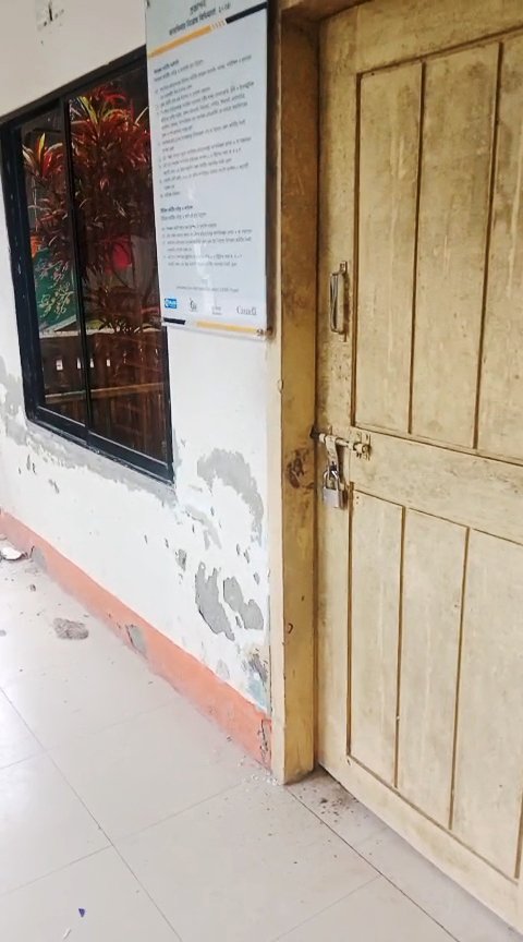 কীর্তিপাশা ইউনিয়ন পরিষদে চেয়ারম্যানের কক্ষে তালা। ছবি: আজকের পত্রিকা