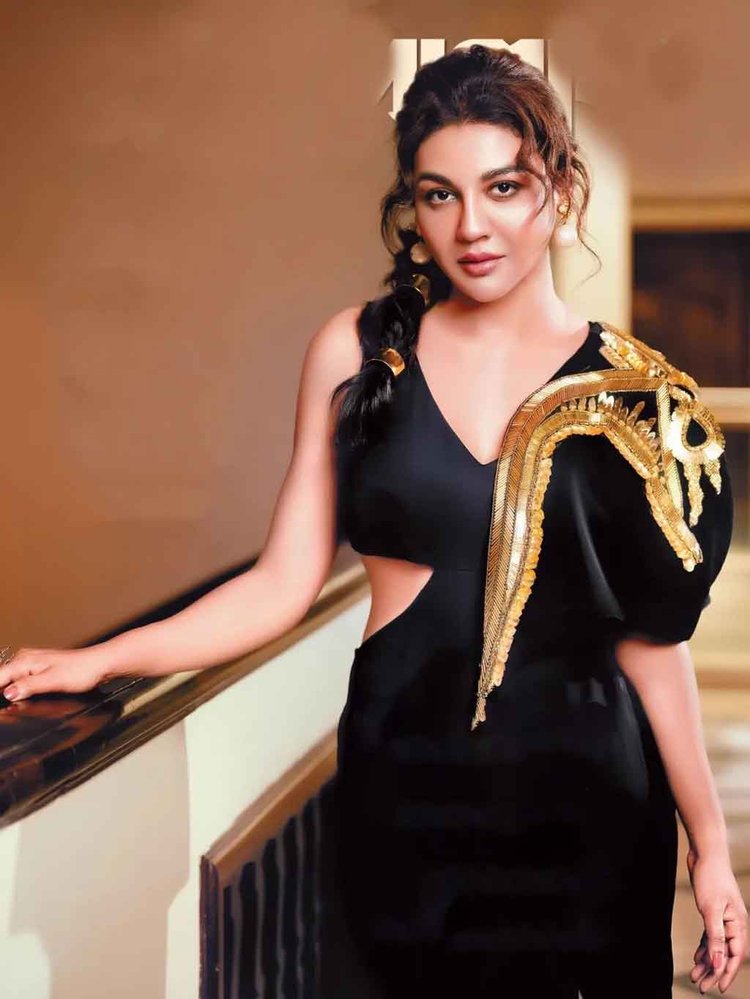 আনন্দলোকের প্রচ্ছদে জয়া। ছবি: ইনস্টাগ্রাম